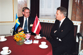 BE99.JPG (35608 bytes)