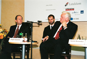 EE.JPG (32666 bytes)