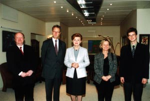 R1.JPG (21769 bytes)