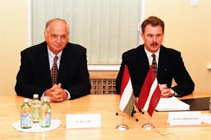 U1.JPG (21646 bytes)