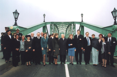 V25.JPG (55483 bytes)