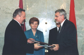 V7.JPG (25534 bytes)