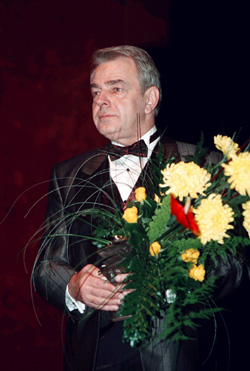 CAKS2.JPG (43878 bytes)