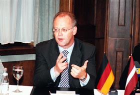 VAC2.JPG (18012 bytes)