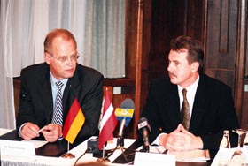 VAC4.JPG (23902 bytes)