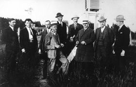 43.JPG (24272 bytes)