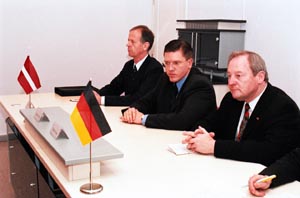 VAC1.JPG (21006 bytes)