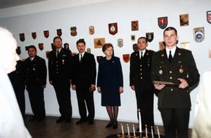 AIZ5.JPG (23391 bytes)