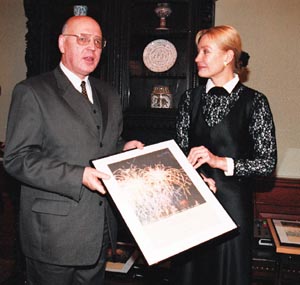 R2.JPG (28537 bytes)