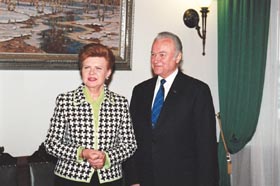 R08.JPG (21801 bytes)