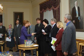 04.JPG (17614 bytes)