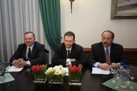 08.JPG (15494 bytes)