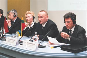 AM10.JPG (23534 bytes)