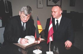 AM2.JPG (17349 bytes)