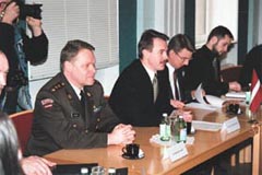 R04.JPG (21092 bytes)