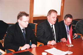 HUNS2.JPG (21463 bytes)