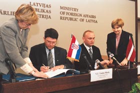 H2.JPG (22691 bytes)