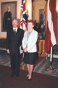 V4.JPG (22635 bytes)