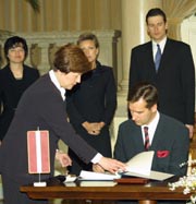 VIKE12.1.JPG (19705 bytes)