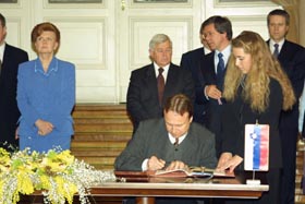 VIKE12.2.JPG (24801 bytes)