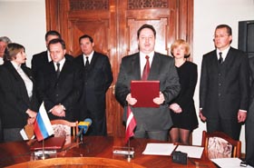 FM2.JPG (24677 bytes)