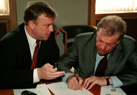 HOKEJS1.JPG (20353 bytes)