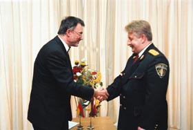 R4.JPG (19645 bytes)