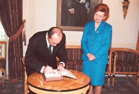 A06.JPG (23434 bytes)