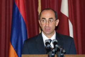 AR03.JPG (16891 bytes)