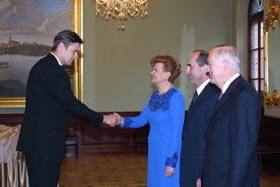 AR04.JPG (18300 bytes)