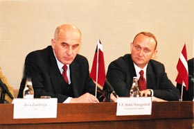 GR2.JPG (19712 bytes)