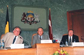 A02.JPG (22076 bytes)