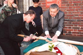 J07.JPG (25414 bytes)