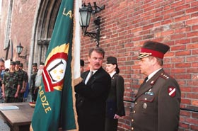 J08.JPG (27294 bytes)