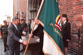 J09.JPG (25700 bytes)