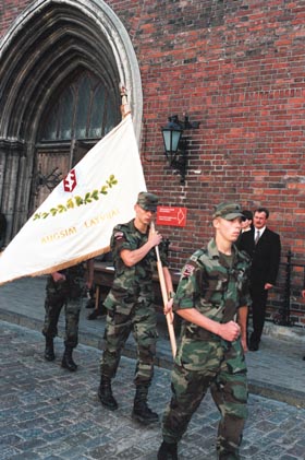 J11.JPG (45326 bytes)