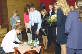 VIKE12.JPG (23612 bytes)