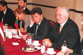 A16.JPG (24272 bytes)