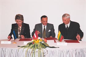 LAB.JPG (19448 bytes)