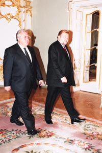 AR1.JPG (26605 bytes)