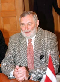 ES2.JPG (24811 bytes)