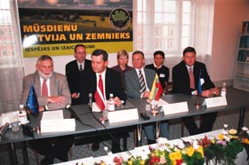 F02.JPG (26983 bytes)