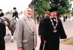 F05.JPG (24076 bytes)