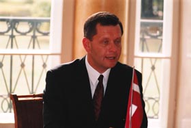 F09.JPG (18109 bytes)