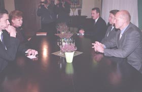 P02.JPG (15270 bytes)