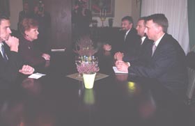 P04.JPG (14215 bytes)