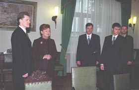 P10.JPG (16799 bytes)