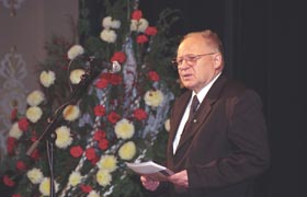 R03.JPG (18010 bytes)