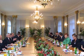 VIKE2.JPG (24851 bytes)