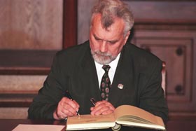 S25.JPG (17255 bytes)